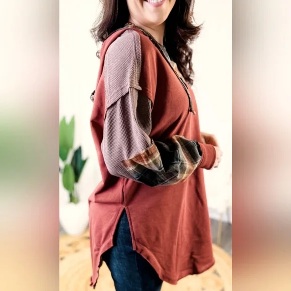 🎉SALE FINAL PRICE DROP🎉 NEW Oli & Hali Loose Fit V-Neck Hoodie W/ Plaid Detail - Picture 2 of 5